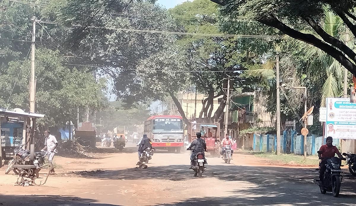 ಮಲೇಬೆನ್ನೂರು | ದೂಳುಮಯ ಹೆದ್ದಾರಿ: ಸಾರ್ವಜನಿಕರಿಗೆ ಕಿರಿಕಿರಿ