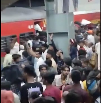 ರೈಲು ನಿಲ್ದಾಣದಲ್ಲಿ ಕಾಲ್ತುಳಿತ, 10 ಜನರಿಗೆ ಗಾಯ