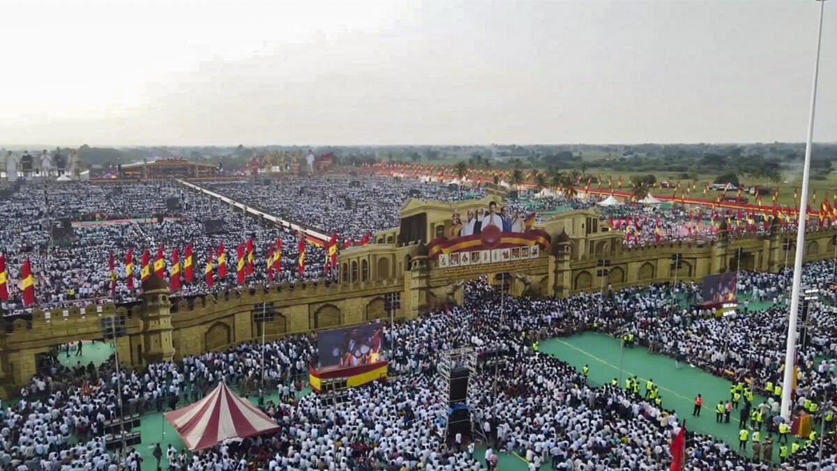 ತಮಿಳುನಾಡು | ದಳಪತಿ ವಿಜಯ್ ಮೊದಲ ರಾಜಕೀಯ ಸಮಾವೇಶ; 5 ಲಕ್ಷಕ್ಕೂ ಅಧಿಕ ಮಂದಿ ಭಾಗಿ