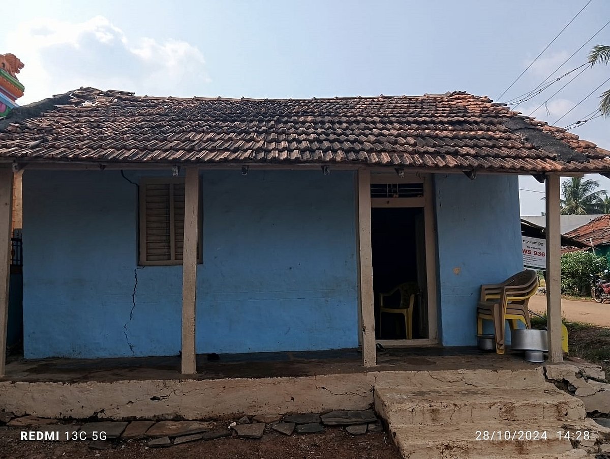 ಚಿಕ್ಕಬೂದಿಹಾಳ | ಅಂಗನವಾಡಿಗಿಲ್ಲ ಸ್ವಂತ ಕಟ್ಟಡ: ವಿಷಜಂತುಗಳ ಕಾಟ