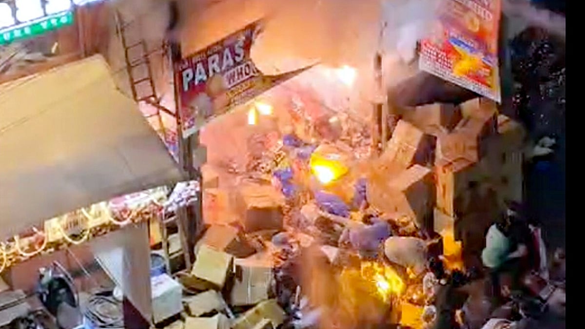 Video | ಹೈದರಾಬಾದ್: ಪಟಾಕಿ ಅಂಗಡಿಯಲ್ಲಿ ಬೆಂಕಿ ಅವಘಡ; ಮಹಿಳೆಗೆ ಗಂಭೀರ ಗಾಯ