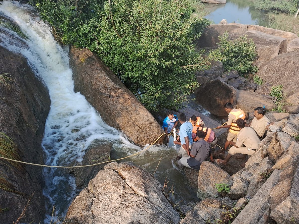 ತುಮಕೂರು: ಸೆಲ್ಫಿ ತೆಗೆದುಕೊಳ್ಳುವಾಗ ಕೋಡಿ ನೀರಿನಲ್ಲಿ ಕೊಚ್ಚಿ ಹೋದ ವಿದ್ಯಾರ್ಥಿನಿ