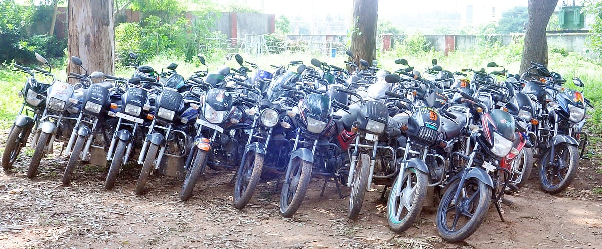 ತುಮಕೂರು | ಅಂತರರಾಜ್ಯ ಕಳ್ಳನ ಬಂಧನ: 42 ಬೈಕ್‌ ಜಪ್ತಿ