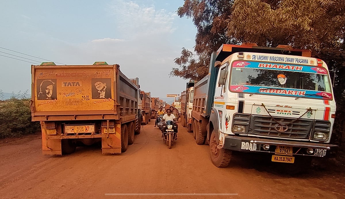 ಸಂಡೂರು: ಗಣಿ ಲಾರಿಗಳ ಅಬ್ಬರಕ್ಕೆ ಜನ ತತ್ತರ