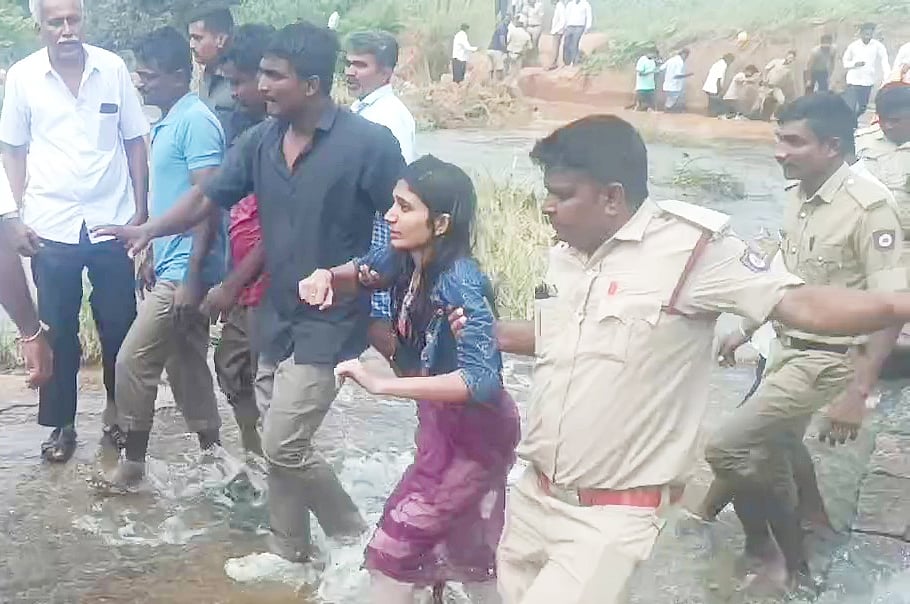 ಬಂಡೆ ನಡುವಿಂದ ಬದುಕಿ ಬಂದ ವಿದ್ಯಾರ್ಥಿನಿ