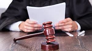 ನ್ಯಾಯಾಧೀಶರ ಜೊತೆ ‘ಅನುಚಿತ’ ವರ್ತನೆ: ವಕೀಲರ ಚದುರಿಸಲು ಲಾಠಿ ಪ್ರಹಾರ 