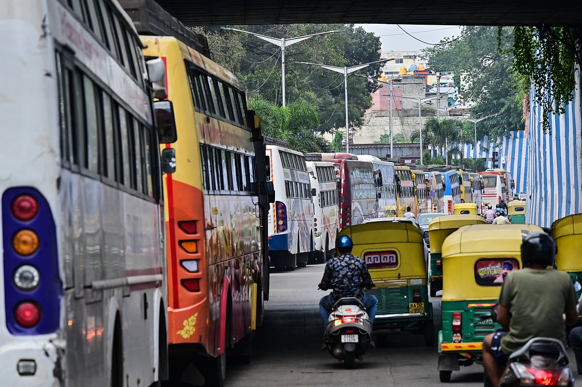 ಬೆಂಗಳೂರು | ಮೆಜೆಸ್ಟಿಕ್ ಬಳಿ ಖಾಸಗಿ ಬಸ್‌ಗಳ ಅಕ್ರಮ ನಿಲುಗಡೆ: ಸಂಚಾರಕ್ಕೆ ತೊಂದರೆ