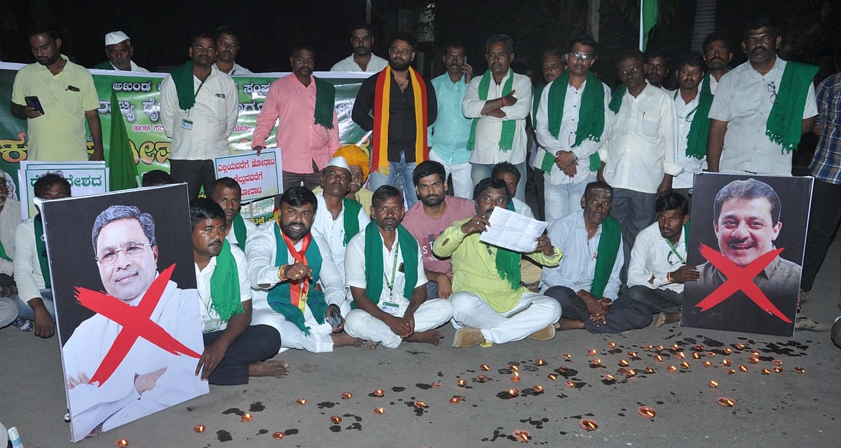 ವಿಜಯಪುರ | ವಕ್ಫ್‌ ಆಸ್ತಿ ವಿವಾದ: ರೈತರಿಂದ ಅಹೋರಾತ್ರಿ ಧರಣಿ