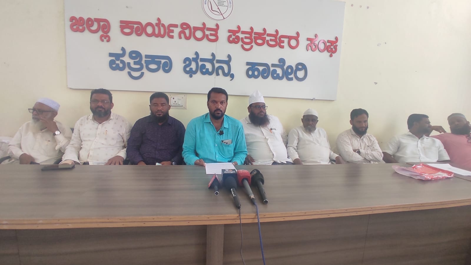 ಹಾವೇರಿಯಲ್ಲಿ ಮಂಗಳವಾರ ಅಂಜುಮನ್ ಇಸ್ಲಾಂ ಅಧ್ಯಕ್ಷ ಇರ್ಫಾನ್‌ ಖಾನ್ ಪಠಾಣ ಹಾಗೂ ಪದಾಧಿಕಾರಿಗಳು ಪತ್ರಿಕಾಗೋಷ್ಠಿ ನಡೆಸಿದರು