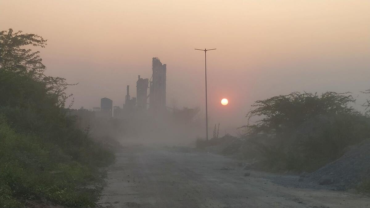 ವಾಡಿ: ಕಾರ್ಖಾನೆ ದೂಳಿನಿಂದ ಜನರಿಗೆ ತೊಂದರೆ
