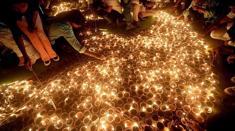 ಅಯೋಧ್ಯೆಯಲ್ಲಿ ದೀಪೋತ್ಸವ: 25 ಲಕ್ಷಕ್ಕೂ ಹೆಚ್ಚು ದೀಪ ಬೆಳಗಿಸಿ 2 ಗಿನ್ನಿಸ್ ದಾಖಲೆ