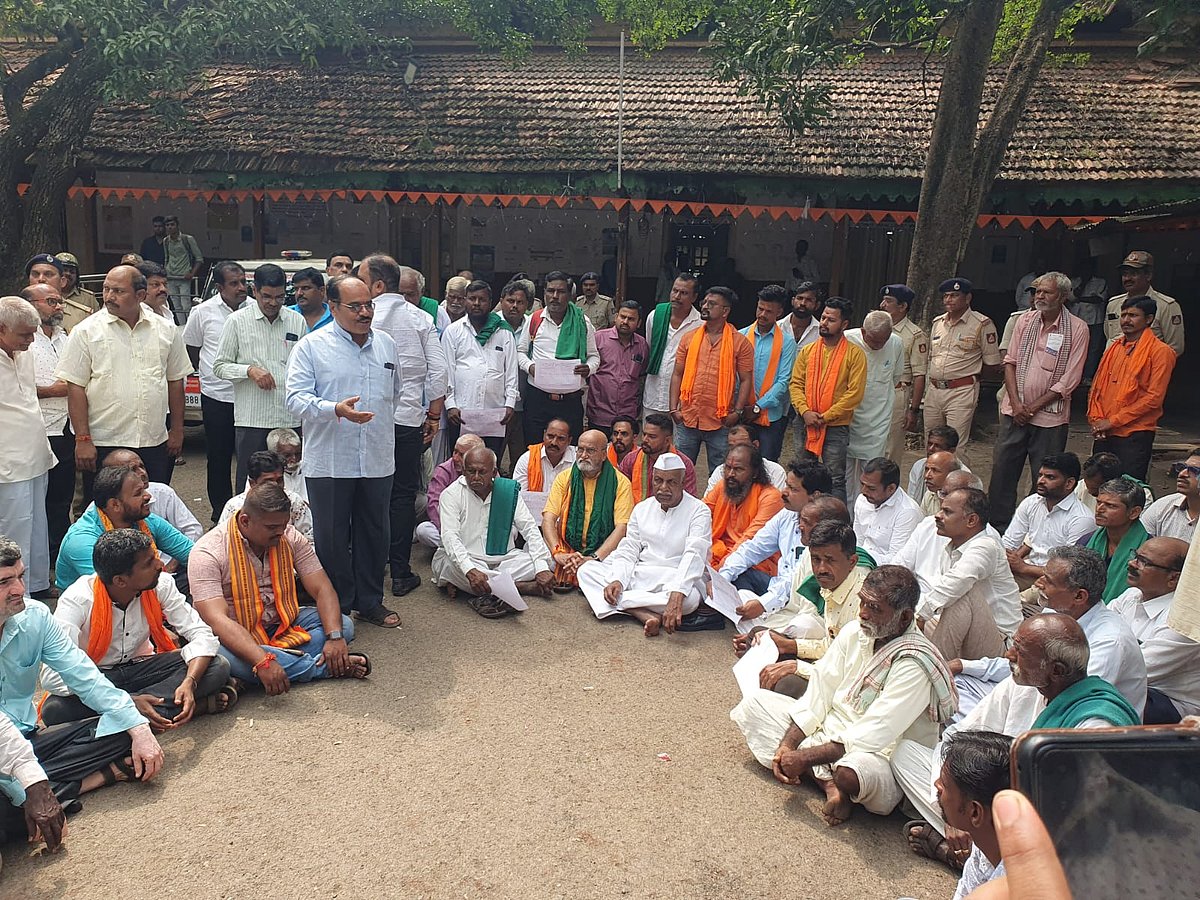 ಧಾರವಾಡ: ರೈತರ ಪಹಣಿಯಲ್ಲಿ ನಮೂದಾಗಿರುವ ‘ವಕ್ಫ್‌’ ಹೆಸರು ತೆಗೆದು ಹಾಕಲು ಆಗ್ರಹ