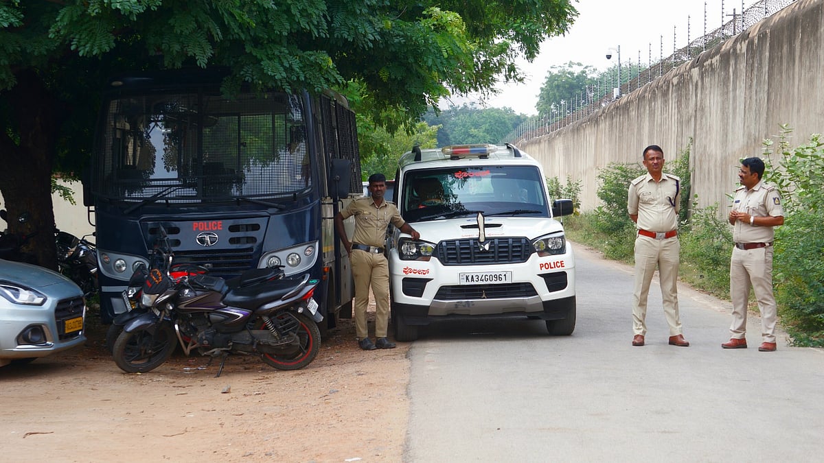 ನಟ ದರ್ಶನ್‌ಗೆ ಜಾಮೀನು: ಬಳ್ಳಾರಿ ಜೈಲು ಬಳಿ ಭದ್ರತೆ ಹೆಚ್ಚಳ, ಸಂಚಾರ ನಿರ್ಬಂಧ