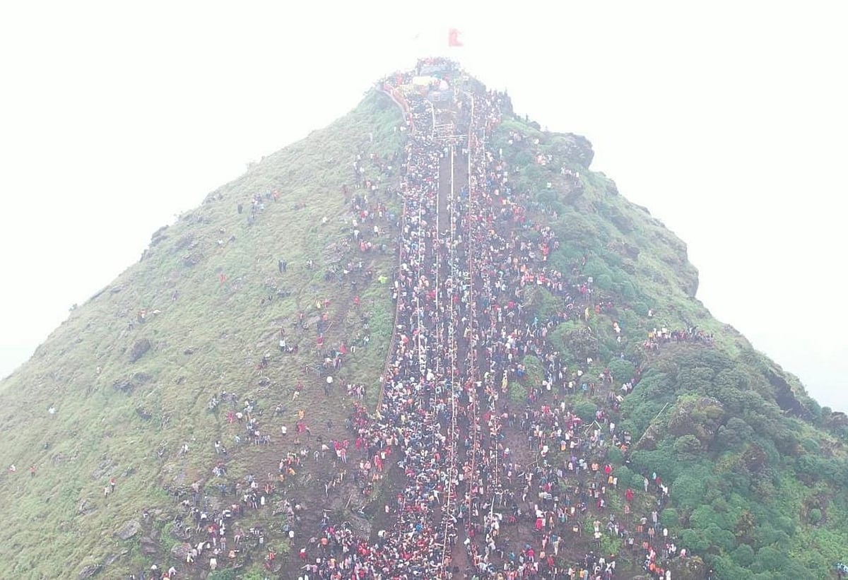 ಚಿಕ್ಕಮಗಳೂರು: ಬಿಂಡಿಗ ದೇವಿರಮ್ಮ ಬೆಟ್ಟದಲ್ಲಿ ಭಕ್ತ ಸಾಗರ