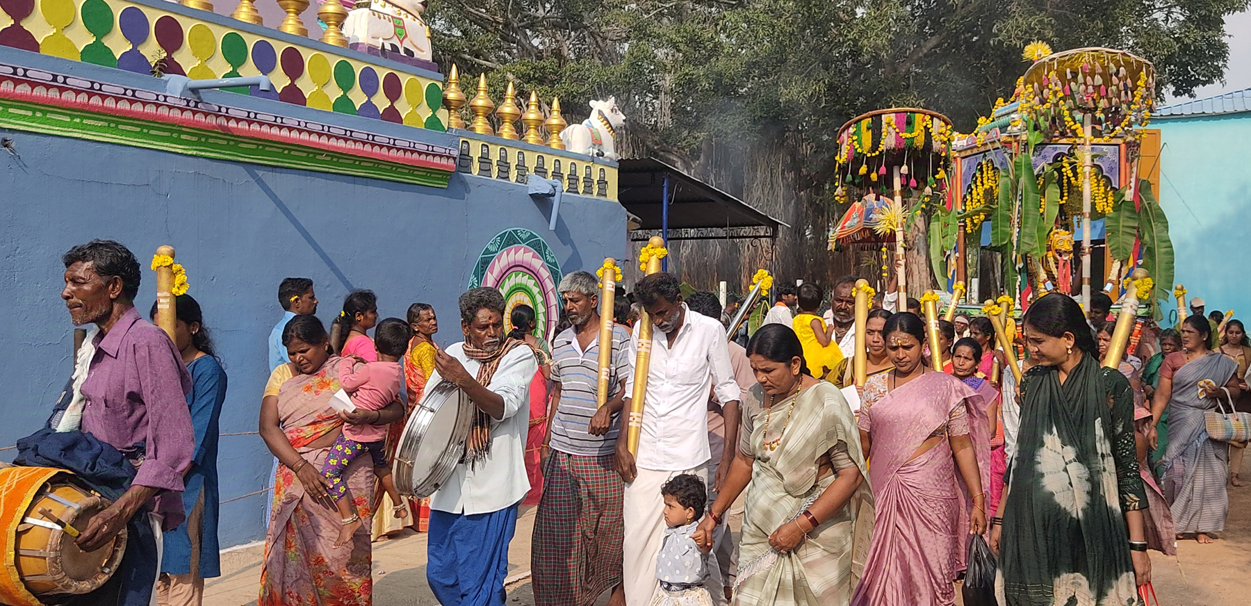 ಯಳಂದೂರು ತಾಲ್ಲೂಕಿನ ಕಂದಹಳ್ಳಿ ಮಹದೇಶ್ವರ ದೇವಾಲಯದಲ್ಲಿ ಶನಿವಾರ ದೀಪಾವಳಿ ರಥೋತ್ಸವದಲ್ಲಿ ಭಕ್ತರು ರಥ ಎಳೆದು ಸಂಭ್ರಮಿಸಿದರು.