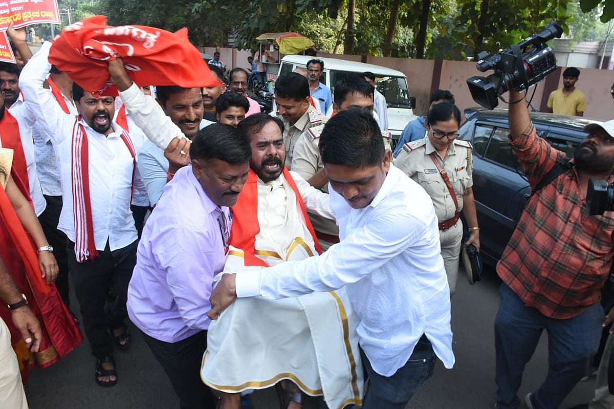 ಕಲ್ಯಾಣ ಕರ್ನಾಟಕ |  ಪ್ರತ್ಯೇಕ ರಾಜ್ಯ ಧ್ವಜಾರೋಹಣಕ್ಕೆ ಯತ್ನ: ಹಲವರು ವಶಕ್ಕೆ