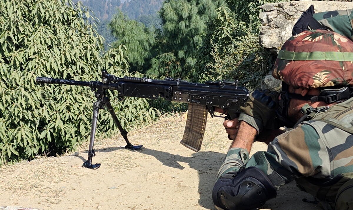 ಕಾಶ್ಮೀರದಲ್ಲಿ ಎನ್‌ಕೌಂಟರ್‌ | 3 ಉಗ್ರರ ಹತ್ಯೆ: ಇಬ್ಬರು ಯೋಧರು, ಪೊಲೀಸರಿಗೆ ಗಾಯ