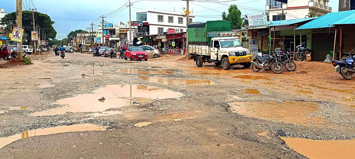 ವಿಜಯಪುರ–ಕೋಲಾರ ಮುಖ್ಯ ರಸ್ತೆ: ನಾಗರಿಕರಿಗೆ ನಿತ್ಯವೂ ದೂಳಿನ ನರಕ ದರ್ಶನ!