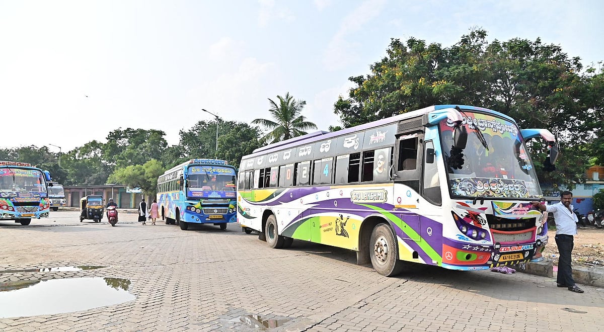 ದಾವಣಗೆರೆ: ಖಾಸಗಿ ಬಸ್ ನಿಲ್ಲಿಸಲು ಜಾಗವಿಲ್ಲ.. ಮಾಲೀಕರ ಕೂಗು ಕೇಳೋರಿಲ್ಲ...