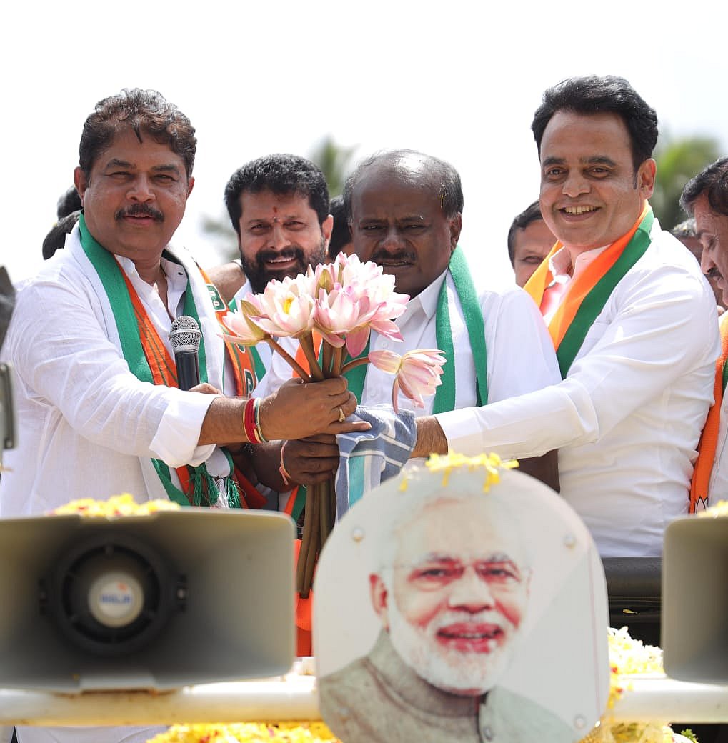 ಚನ್ನಪಟ್ಟಣ: ‘ಕೈ’ ಅಭ್ಯರ್ಥಿ ಊರಲ್ಲಿ ರಂಗೇರಿದ ಪ್ರಚಾರ