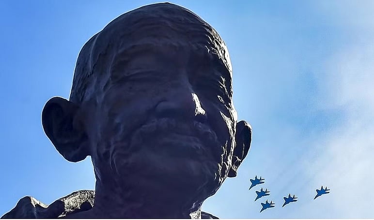 ಮಹಾತ್ಮ ಗಾಂಧಿ ಪ್ರತಿಮೆ ಮೇಲೆ ಪಟಾಕಿ ಸಿಡಿಸಿದ ಬಾಲಕರು; ಹಾರ ಹಾಕಿ ಕ್ಷಮೆಯಾಚನೆ