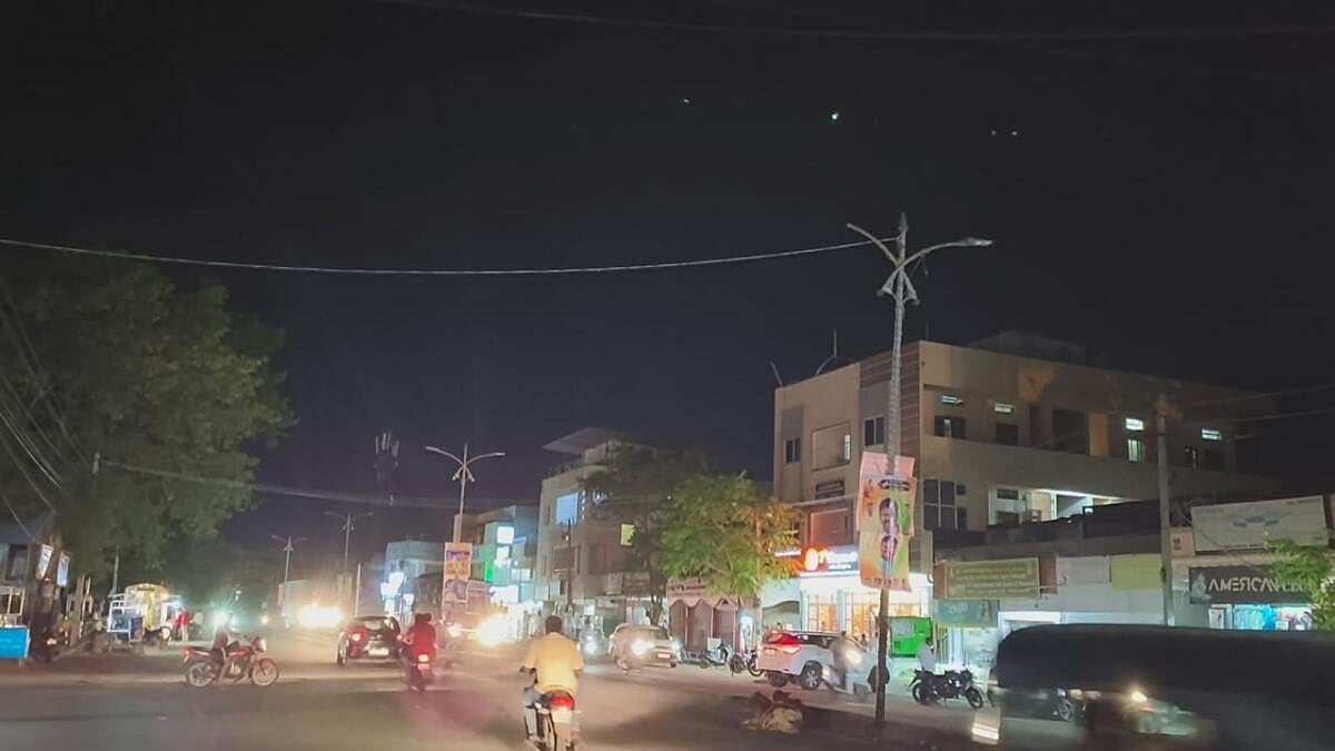 ಉರಿಯದ ಬೀದಿ ದೀಪ: ಕತ್ತಲೆಯಲ್ಲಿ ಸಂಚಾರ
