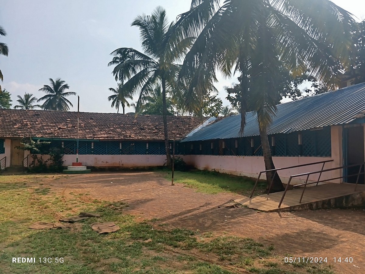 ಹಂಸಬಾವಿ | ಸರ್ಕಾರಿ ಶಾಲೆಯಲ್ಲಿ ಕೊಠಡಿಗಳ ಕೊರತೆ: ಮಕ್ಕಳ ದಾಖಲಾತಿ ಕುಂಠಿತ