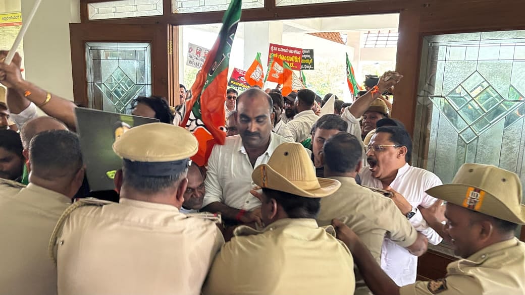 ಉಡುಪಿ | ವಕ್ಫ್ ಮಂಡಳಿ ವಿರುದ್ಧ ಪ್ರತಿಭಟನೆ: ಜಿಲ್ಲಾಧಿಕಾರಿ ಕಚೇರಿಗೆ ಮುತ್ತಿಗೆ