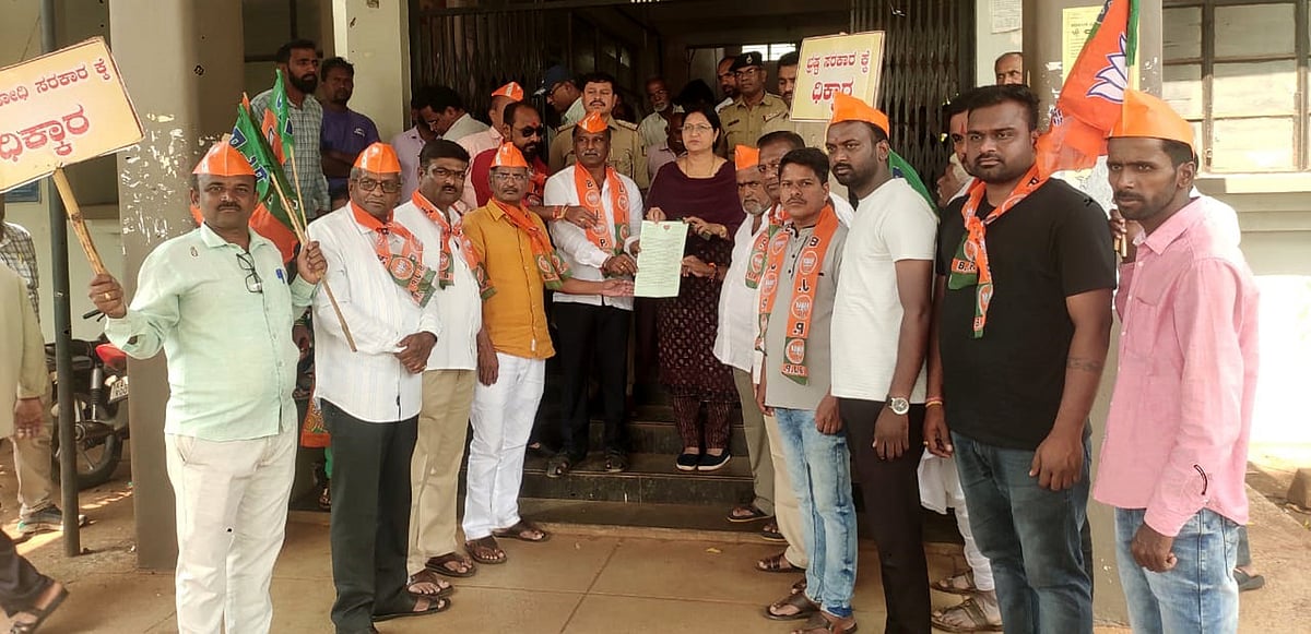 ವಕ್ಫ್ ಬೋರ್ಡ್ ರದ್ದುಪಡಿಸಿ; ಬಿಜೆಪಿ ಮಂಡಲದ ವತಿಯಿಂದ ತಹಶೀಲ್ದಾರ್‌ಗೆ ಮನವಿ