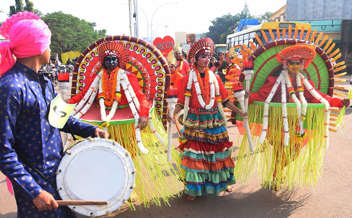 ತೋಟಗಾರಿಕೆ ಕಾಲೇಜುಗಳ ಯುವಜನೋತ್ಸವ; ಮೆರವಣಿಗೆಯಲ್ಲಿ ಕುಣಿದು ಕುಪ್ಪಳಿಸಿದ ಯುವಜನರು