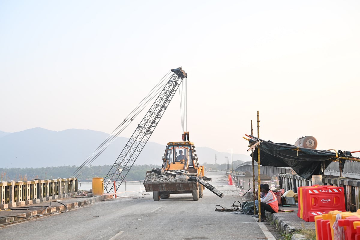 ಕಾರವಾರ: ಆಮೆಗತಿಯಲ್ಲಿ ಕಾಳಿ ಸೇತುವೆ ತೆರವು