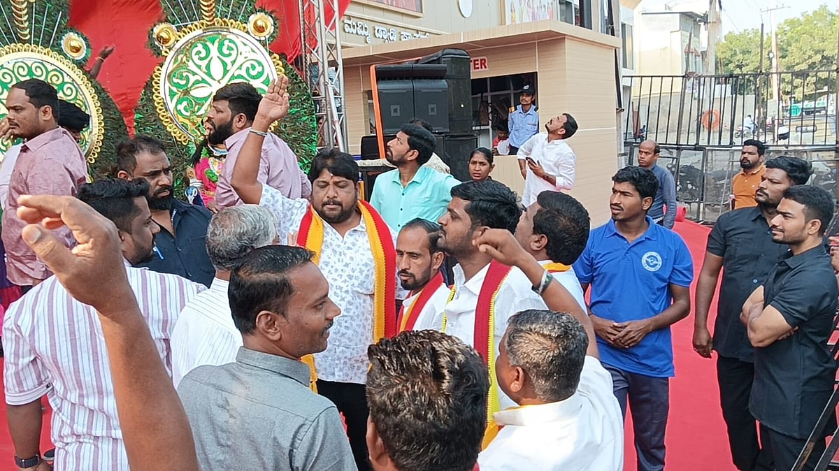 ನಟಿ ಆಶಿಕಾ ರಂಗನಾಥ, ಮೇಘಾನಾ ಶೆಟ್ಟಿ ನೋಡಲು ಬಂದ ಜನ; ಟ್ರಾಫಿಕ್‌ ಜಾಮ್‌!