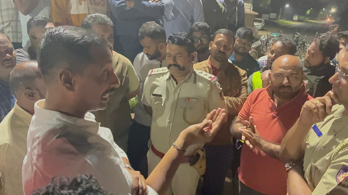 ಬೆಳಗಾವಿ | ರಾಣಿ ಚನ್ನಮ್ಮ ಪ್ರತಿಮೆ ಪ್ರತಿಷ್ಠಾಪನೆ: ಜನ– ಪೊಲೀಸರ ಮಧ್ಯೆ ವಾಗ್ವಾದ