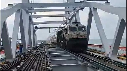 ರಾಮೇಶ್ವರಂ | ಲಂಬವಾಗಿ ತೆರೆಯುವ ನೂತನ ಪಂಬನ್ ಸೇತುವೆ ಮೇಲೆ ರೈಲಿನ ಯಶಸ್ವಿ ಸಂಚಾರ