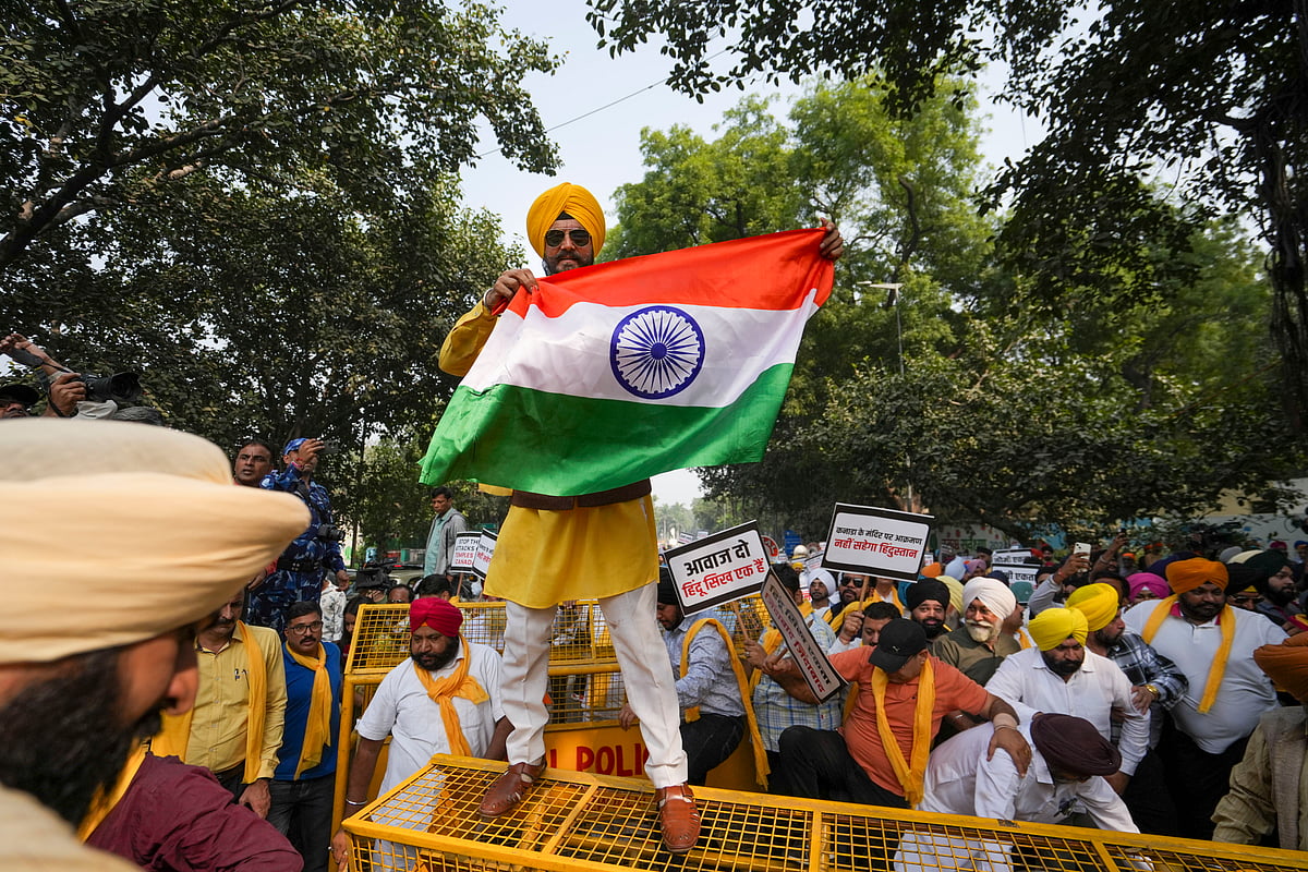 ದೇವಾಲಯಗಳ ಮೇಲಿನ ದಾಳಿಗೆ ಖಂಡನೆ: ಕೆನಡಿಯನ್‌ ಹೈ ಕಮಿಷನ್‌ ಕಚೇರಿ ಬಳಿ ಪ್ರತಿಭಟನೆ