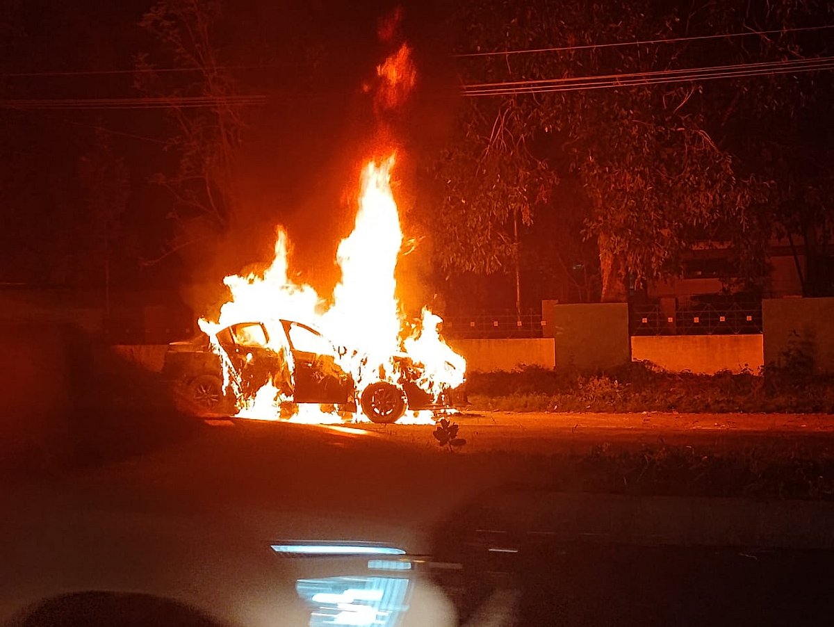 ಮಂಡ್ಯ | ಆಕಸ್ಮಿಕ ಬೆಂಕಿ: ಹೆದ್ದಾರಿಯಲ್ಲಿ ಹೊತ್ತಿ ಉರಿದ ಕಾರು