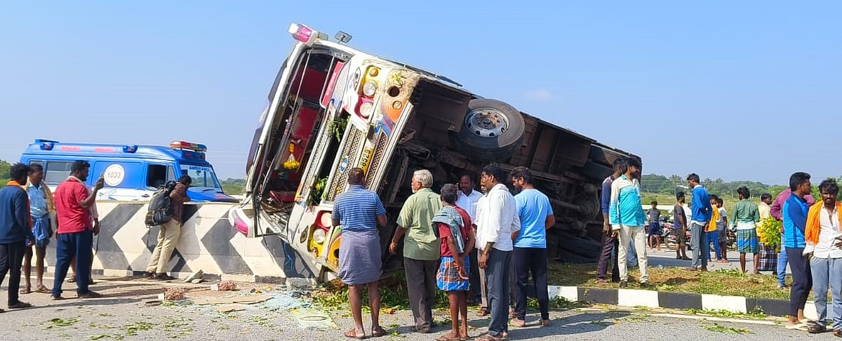 ಖಾಸಗಿ ಬಸ್ ಪಲ್ಟಿ: 15 ಪ್ರಯಾಣಿಕರಿಗೆ ಗಾಯ