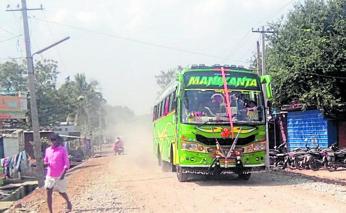 ಹೂವಿನಹಡಗಲಿ: ಇಟ್ಟಿಗಿ ರಸ್ತೆ ದೂಳಿಗೆ ಬೇಸತ್ತ ಜನ
