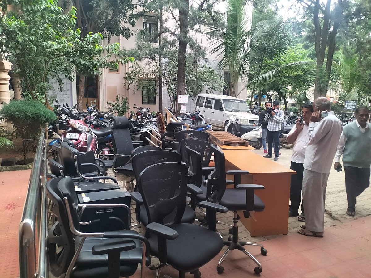 ಎಸಿ ಕಚೇರಿ ವಾಹನ, ಪೀಠೋಪಕರಣ ಜಪ್ತಿ