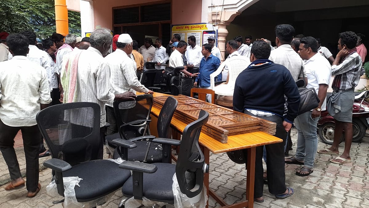 ಸಿಗದ ಪರಿಹಾರ: ಎಸಿ ಕಚೇರಿ ವಾಹನ, ಪೀಠೋಪಕರಣ ಜಪ್ತಿಗೆ ನ್ಯಾಯಾಲಯ ಆದೇಶ