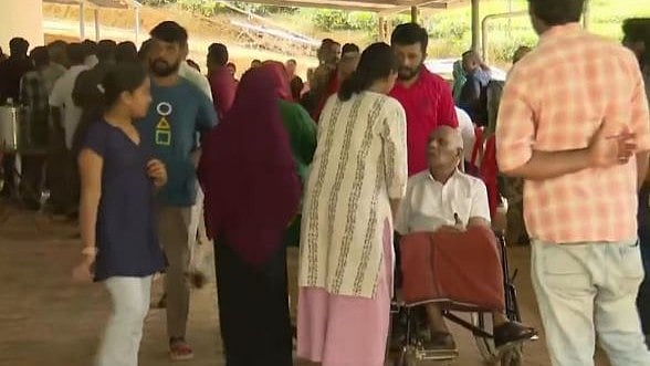 ವಯನಾಡ್ ಮತದಾನ: ಸಂತ್ರಸ್ತರ ಭಾವನಾತ್ಮಕ ದೃಶ್ಯಗಳಿಗೆ ಸಾಕ್ಷಿಯಾದ ಮತಗಟ್ಟೆ