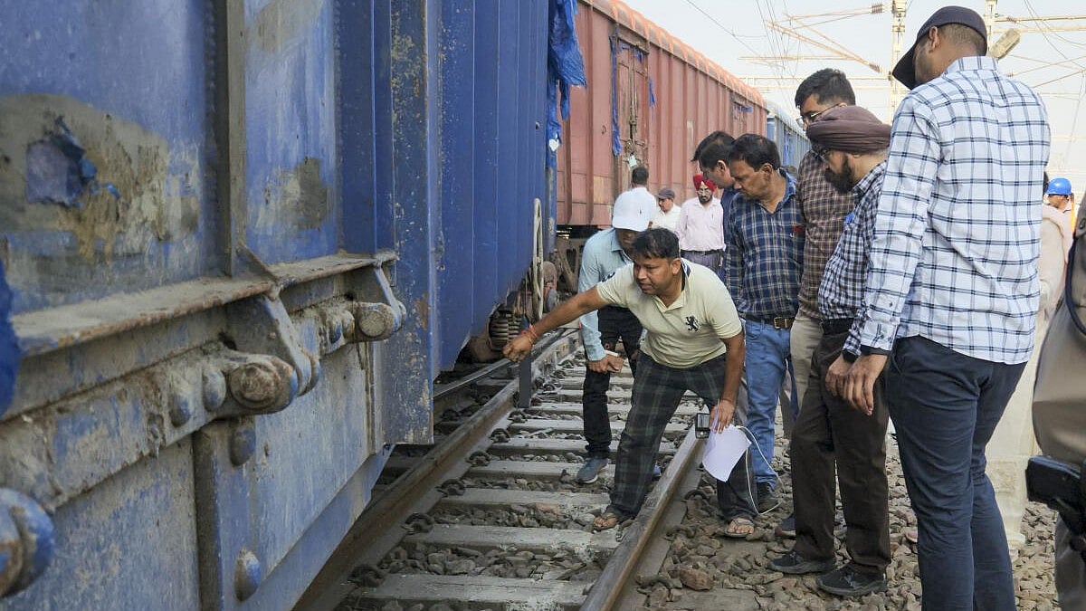 ತೆಲಂಗಾಣ‌ | ಹಳಿ ತಪ್ಪಿದ ಗೂಡ್ಸ್‌ ರೈಲು: 20 ಪ್ರಯಾಣಿಕ ರೈಲು ಸಂಚಾರ ರದ್ದು