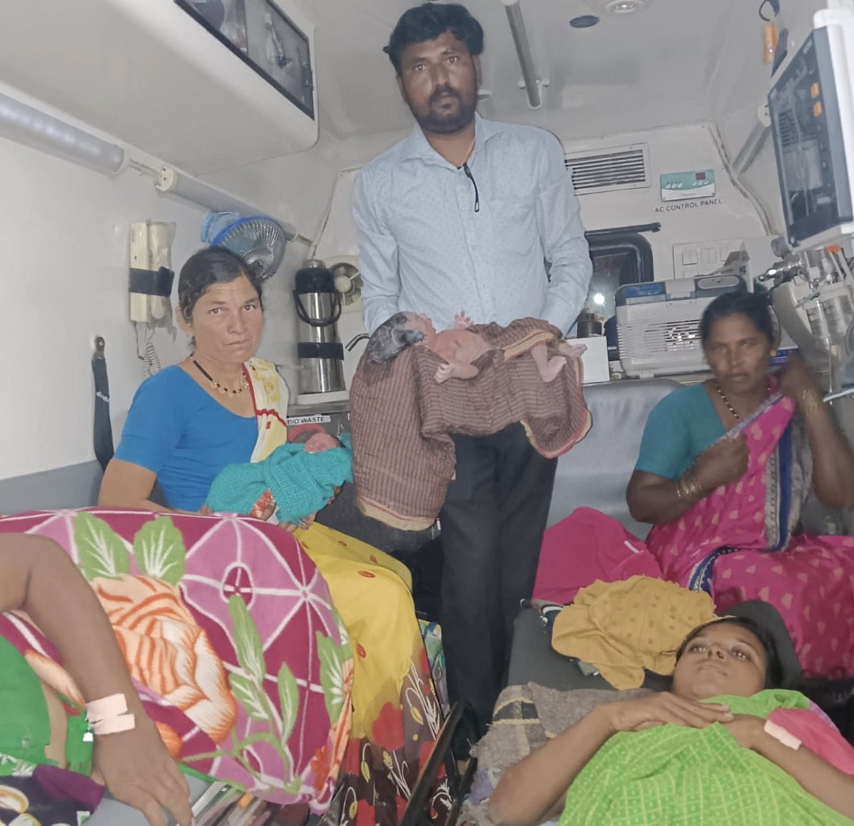 ನಾಲತವಾಡ: ಇಬ್ಬರು ಗರ್ಭಿಣಿಯರಿಗೆ ಆಂಬುಲೆನ್ಸ್‌ನಲ್ಲಿ ಹೆರಿಗೆ