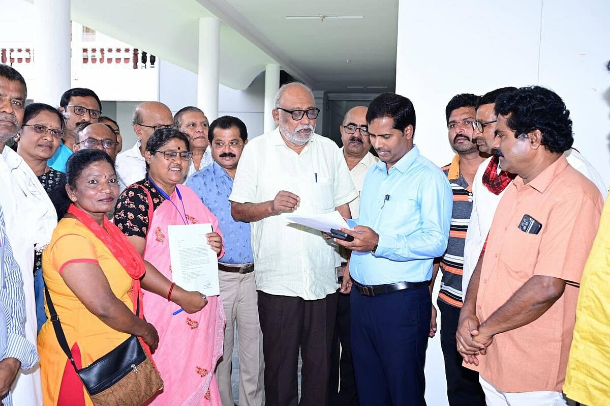 ಕಸಾಪ ಅಧ್ಯಕ್ಷ ಮಹೇಶ್‌ ಜೋಶಿ ಸರ್ವಾಧಿಕಾರಿ ಧೋರಣೆ ಬಿಡಲಿ: ಪ್ರೊ.ಬಿ. ಜಯಪ್ರಕಾಶಗೌಡ