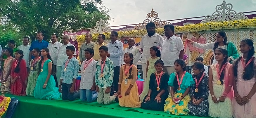 ಸಾಂಸ್ಕೃತಿಕ ಕಾರ್ಯಕ್ರಮ ನಡೆಸಿ ಮಕ್ಕಳನ್ನು ರಂಜಿಸಿದ ಶಿಕ್ಷಕರು