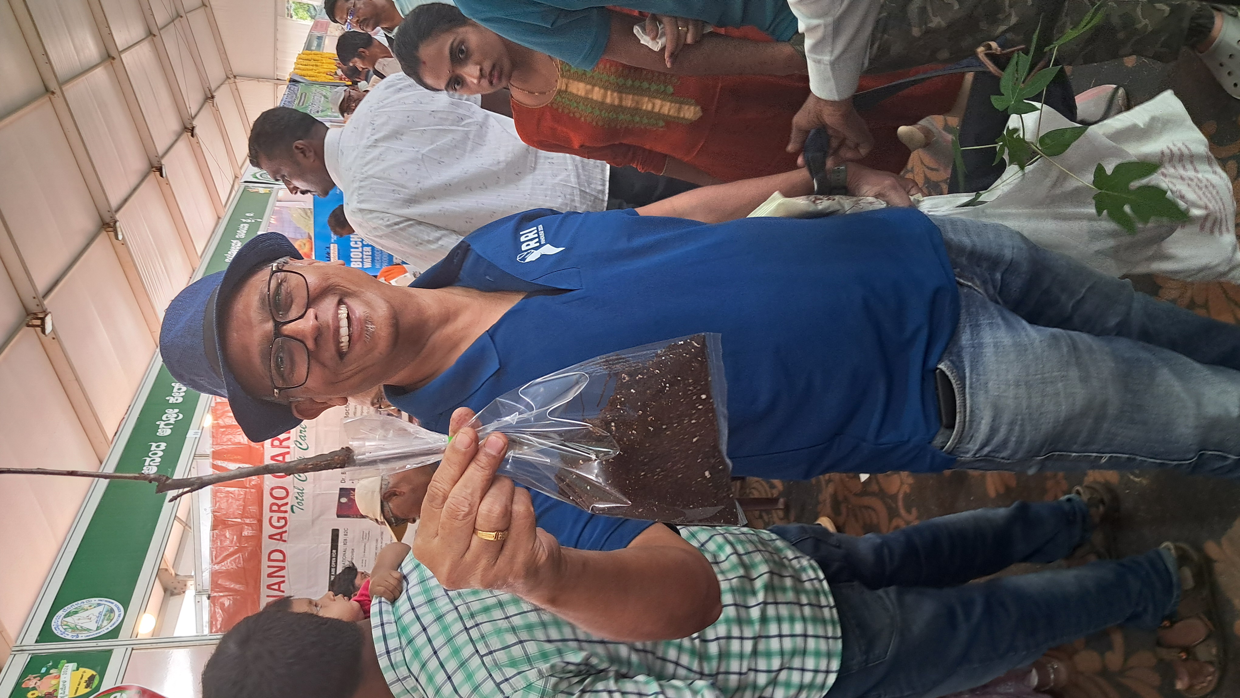 ಕೈತೋಟದಲ್ಲಿ ಬೆಳೆಯಲು ಸೇಬು ಗಿಡ ಖರೀದಿಸಿದ ಟಾಟಾ ನಗರ ನಿವಾಸಿ ಶ್ರೀಧರ್