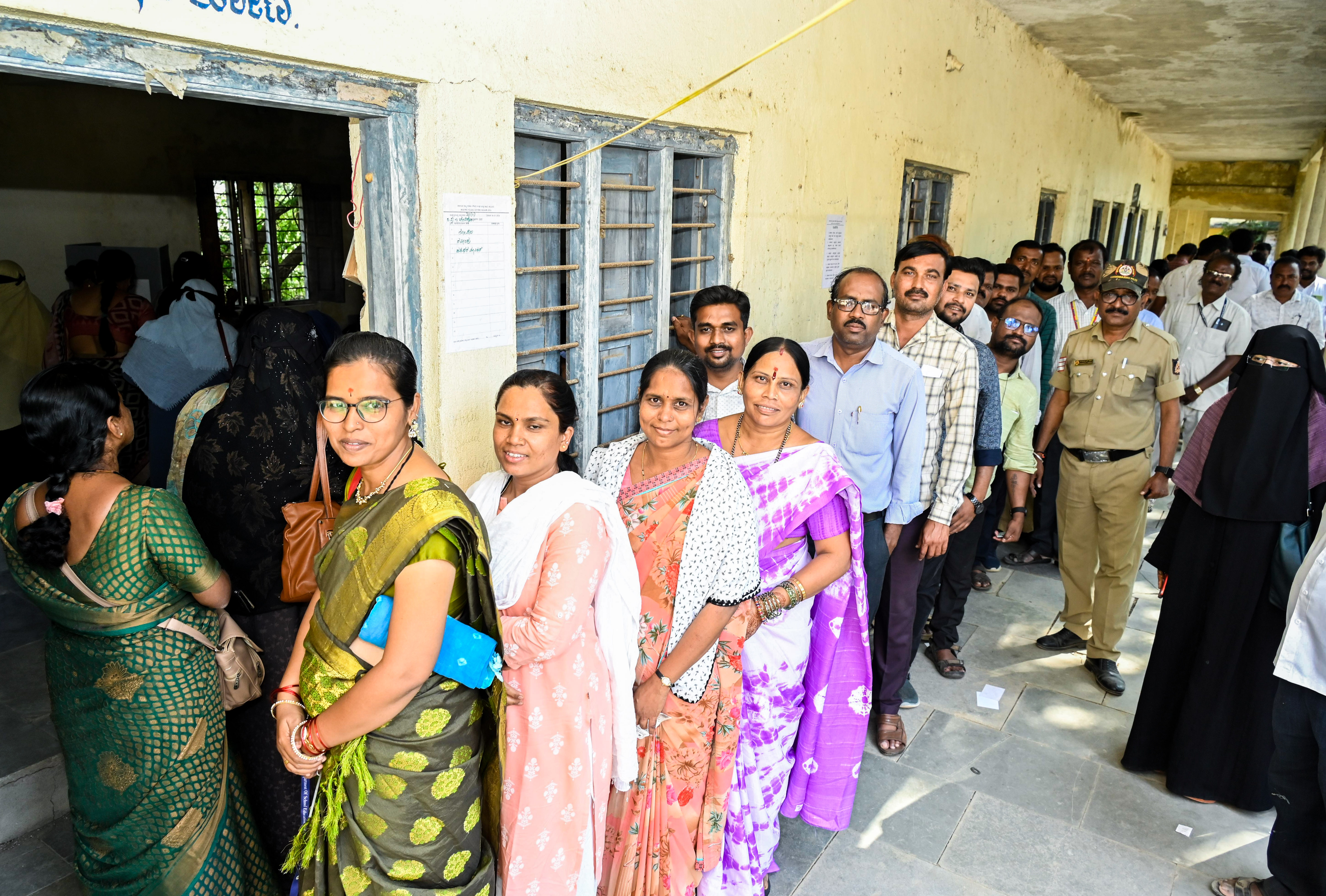 ಕಲಬುರಗಿಯ ಕ್ಷೇತ್ರ ಶಿಕ್ಷಣ ಇಲಾಖೆ ಕಚೇರಿಯ ಮತ ಕೇಂದ್ರದಲ್ಲಿ ಶನಿವಾರ ಮತ ಚಲಾಯಿಸಲು ಸರತಿ ಸಾಲಿನಲ್ಲಿ ನಿಂತಿದ್ದ ಸರ್ಕಾರಿ ನೌಕರರು