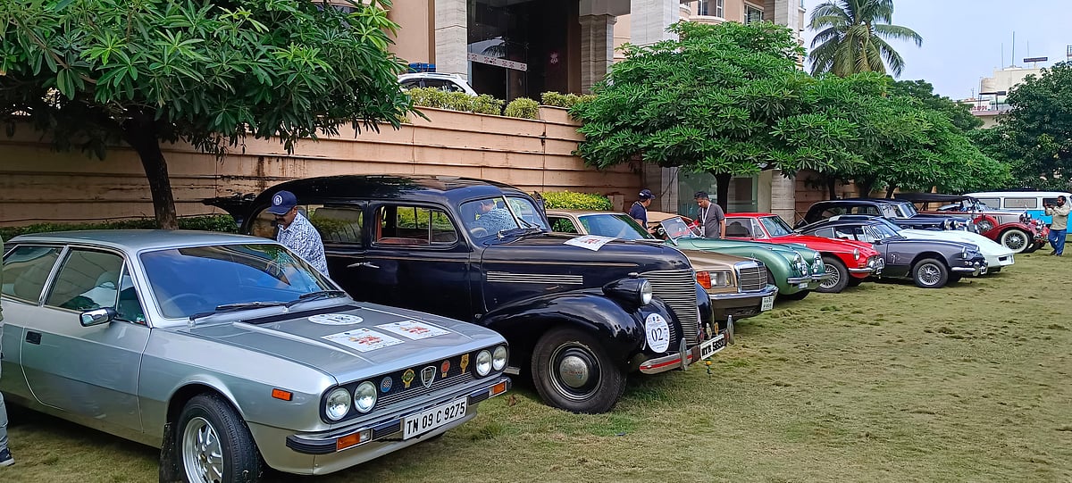 ವಿಂಟೇಜ್ ಕಾರುಗಳ ವಯ್ಯಾರ: ಹೊಸಪೇಟೆಯಲ್ಲಿ 'ಶತಮಾನದ ಸುಂದರಿಯರಿ'ಗೆ ಭವ್ಯ ಸ್ವಾಗತ