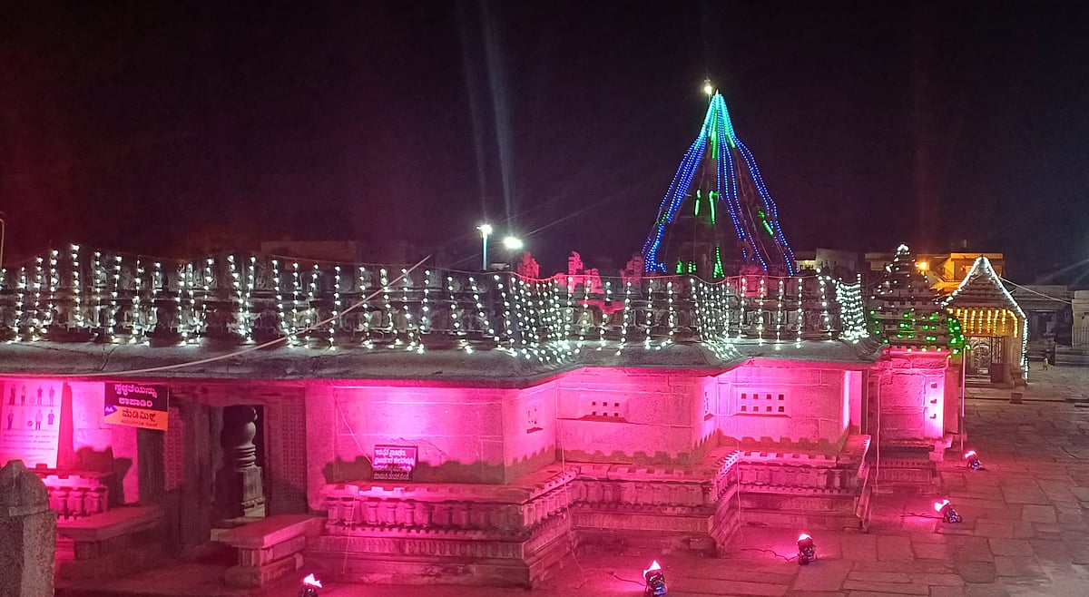 ಲಕ್ಷ್ಮೇಶ್ವರ: ಸೋಮೇಶ್ವರ ದೇವಸ್ಥಾನದಲ್ಲಿ ಲಕ್ಷದೀಪೋತ್ಸವ 