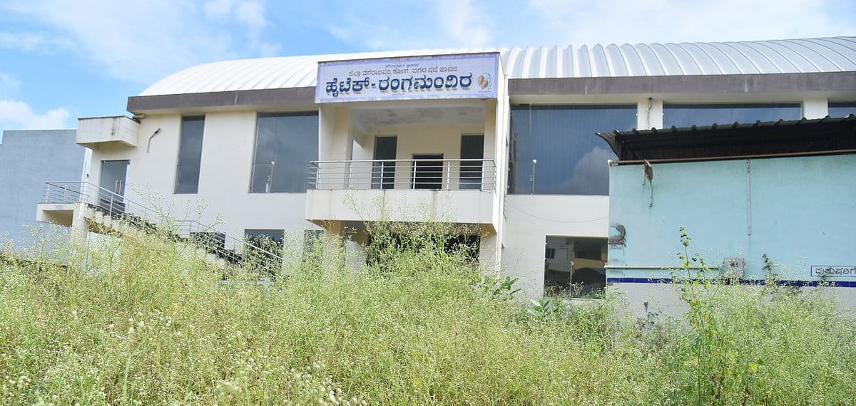 ಹಾವೇರಿ | ಅಧಿಕಾರಿಗಳ ನಿರ್ಲಕ್ಷ್ಯ: ಕಮರುತ್ತಿದೆ ‘ಹೈಟೆಕ್ ರಂಗಮಂದಿರ’ ಕನಸು